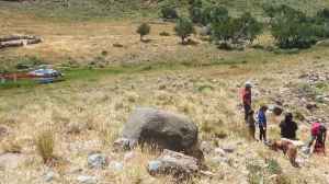Rescatan en helicóptero a una familia de Neuquén tras el incendio de su puesto de veranada