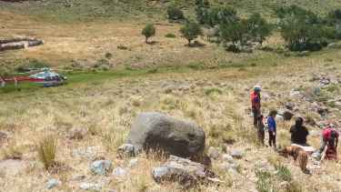 Rescatan en helicóptero a una familia de Neuquén tras el incendio de su puesto de veranada