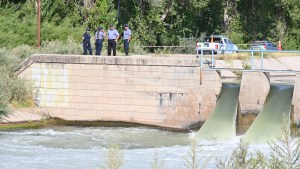 Quién es el joven que desapareció tras arrojarse al Canal Grande y es intensamente buscado en Roca