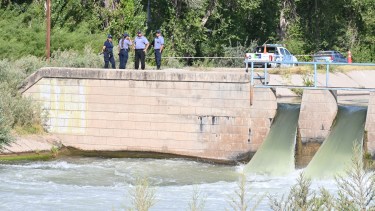 Quién es el joven que desapareció tras arrojarse al Canal Grande y es intensamente buscado en Roca
