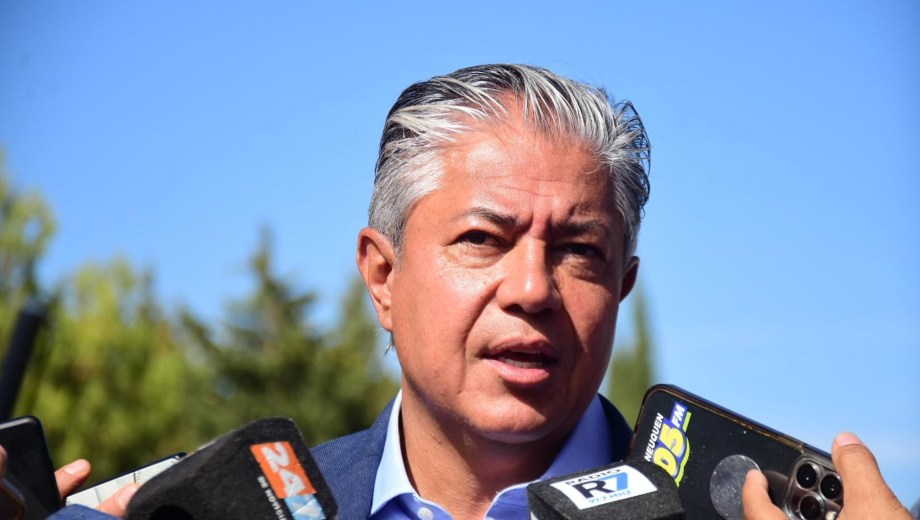 Rolando Figueroa en una conferencia de prensa esta mañana, tras un acto con Mariano Gaido. Foto: Matías Subat.