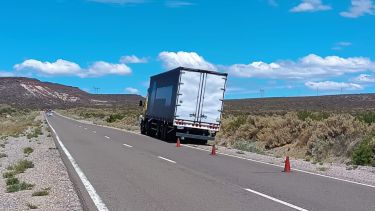 Precaución en la Ruta 237: se averió un camión a la altura de Piedra del Águila y piden manejar con cuidado