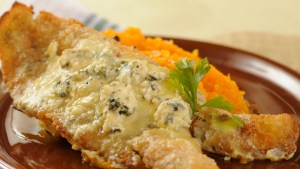 El secreto para una merluza a la romana irresistible: salsa cremosa de queso azul