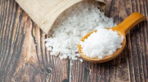 Imagen de El secreto de limpieza con sal gruesa que deja el inodoro más limpio y sin olores