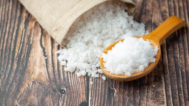 El secreto de limpieza con sal gruesa que deja el inodoro más limpio y sin olores
