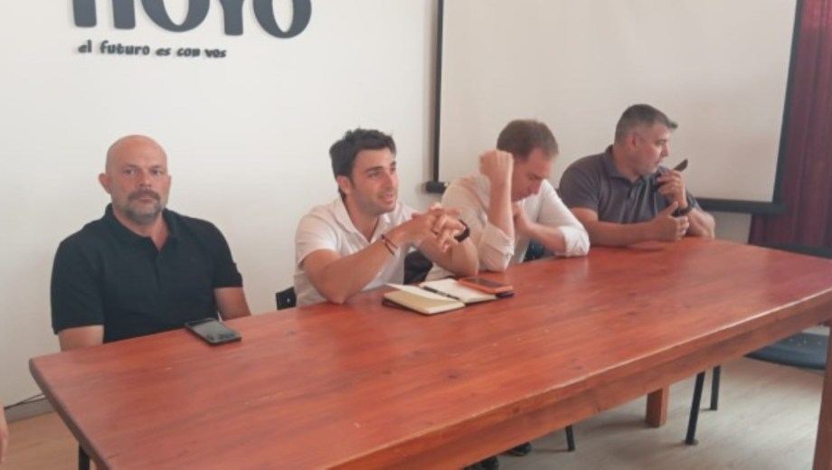 Diego Santilli  estuvo junto  al gobernador de Chubut, y hablaron de los incendios.  Foto:  Gentileza Infochucao.