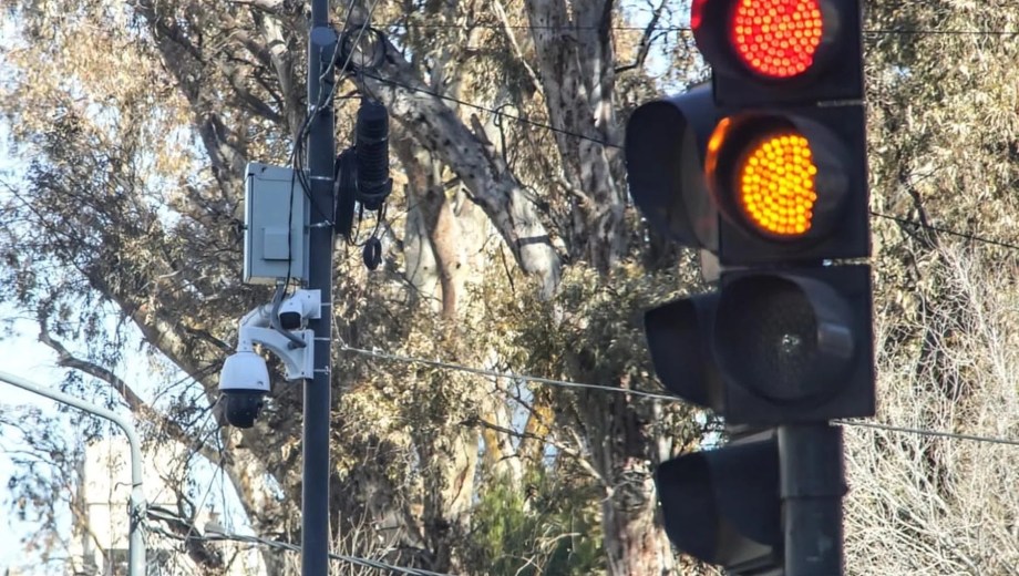 El proyecto contempla la actualización de los 318 cruces donde funcionan estos dispositivos. Foto Cecilia Maletti.