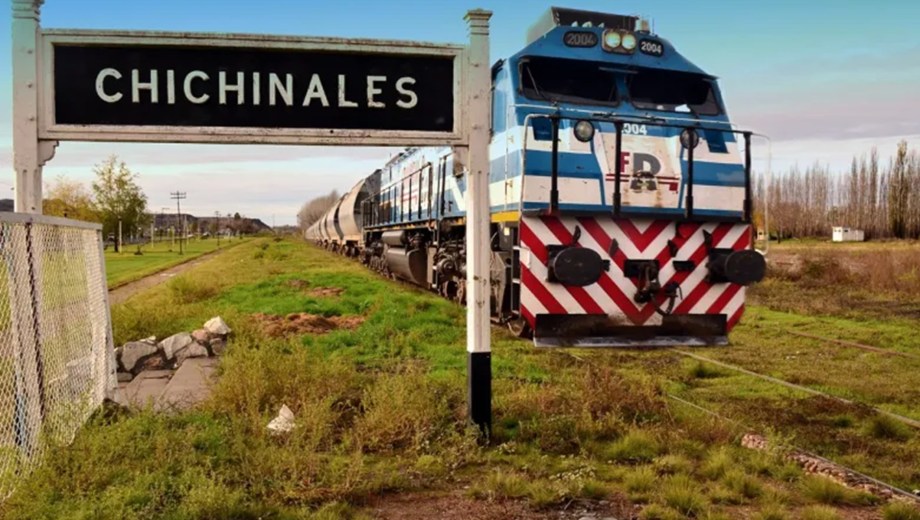 El tren de cargas a su paso por el Alto Valle.