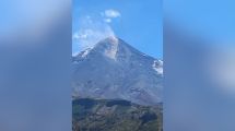 Imagen de Video | Alerta en el volcán Lanín por desprendimientos de rocas: piden extrema precaución en el ascenso