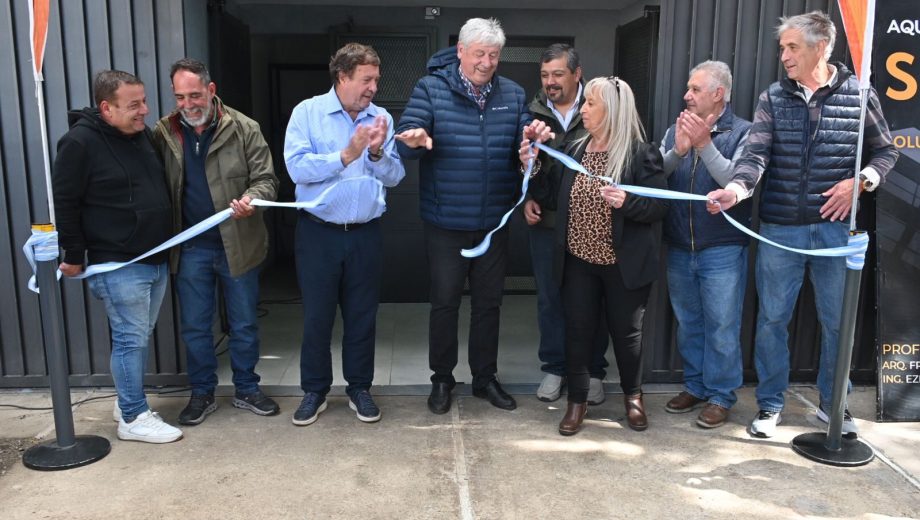 El gobernador Weretilneck cortó la cinta de los nuevos baños públicos del Centro Cívico con el intendente Walter Cortés. Foto: Chino Leiva