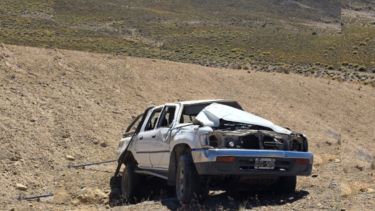 Fuerte vuelco sobre Ruta 23 en Dina Huapi este sábado: una mujer fue trasladada de urgencia en grave estado