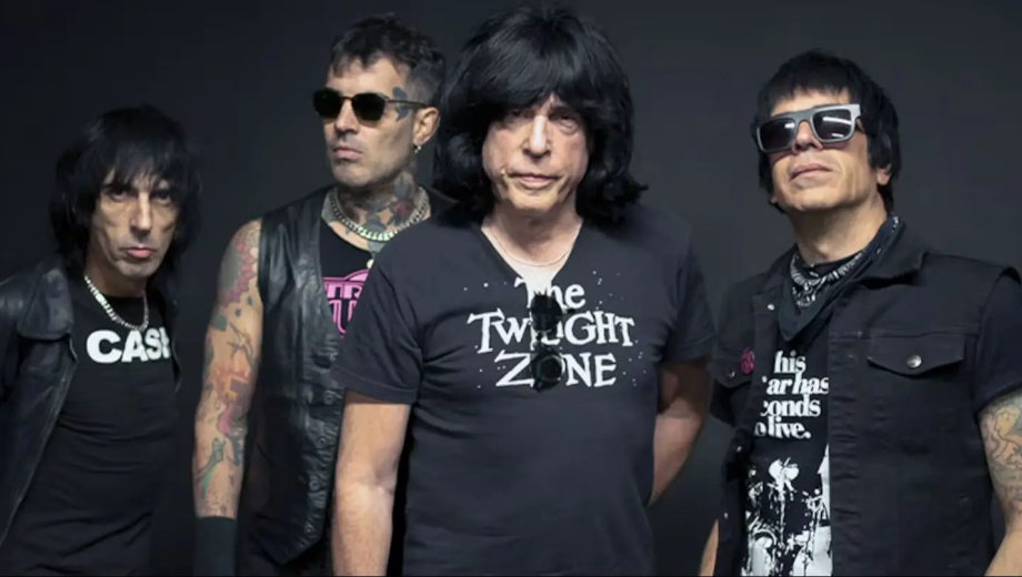 Marky Ramone junto a los músicos de la Marky Ramone's Blitzkrieg, la banda que lo acompaña desde hace una década.