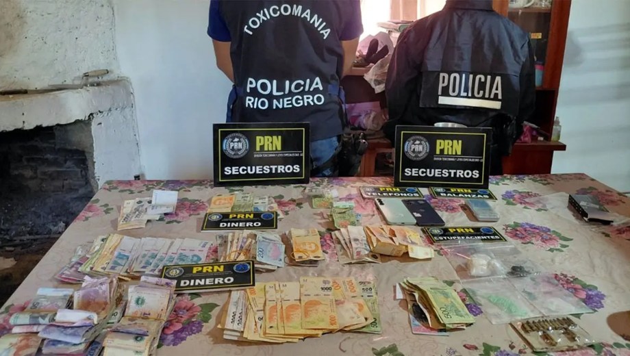 El allanamiento en Valcheta permitió secuestrar droga, dinero en efectivo y municiones.

