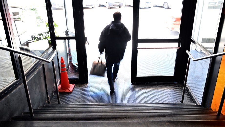 En los haberes de febrero, el personal de la ley 1844 cobrará con un 5,2% de aumento. Foto: Marcelo Ochoa.