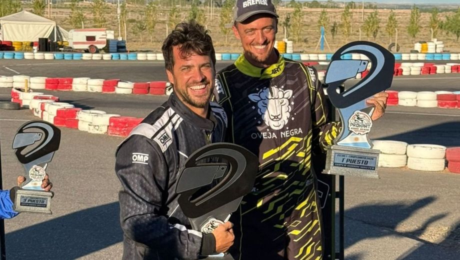 Lucciano y Julián Pessino festejaron en las divisiones superiores, en el autódromo de Centenario. (Prensa ProKart)