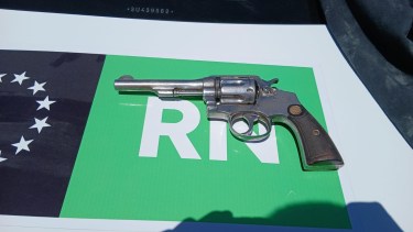 Demoraron a una pareja armada tras un disturbio en Fernández Oro: secuestraron un revólver