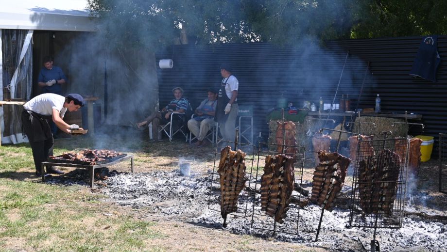 La oferta gastronómica es amplia, pero el asado es la estrella del evento. (foto Alfredo Leiva)