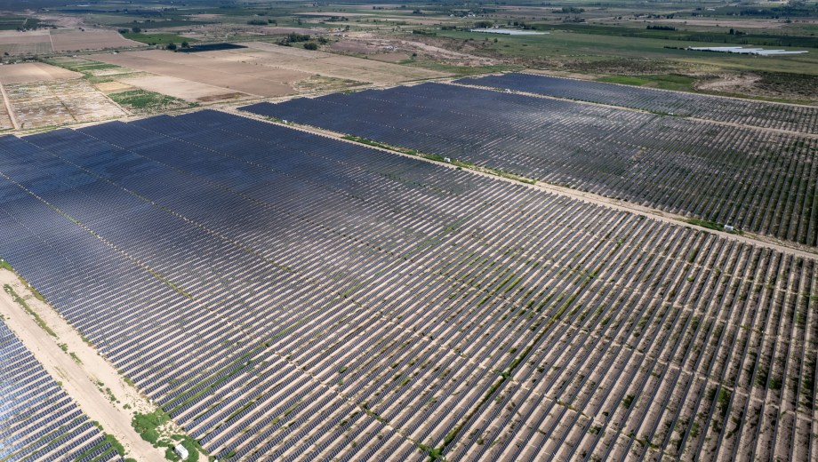 El Parque Solar Anchoris cuenta con 360 mil módulos solares bifaciales y se estima que producirá 497 mil MWh anuales. Foto: gentileza.