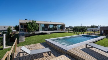 La casa de hormigón visto que asombra en un destino vip de la costa