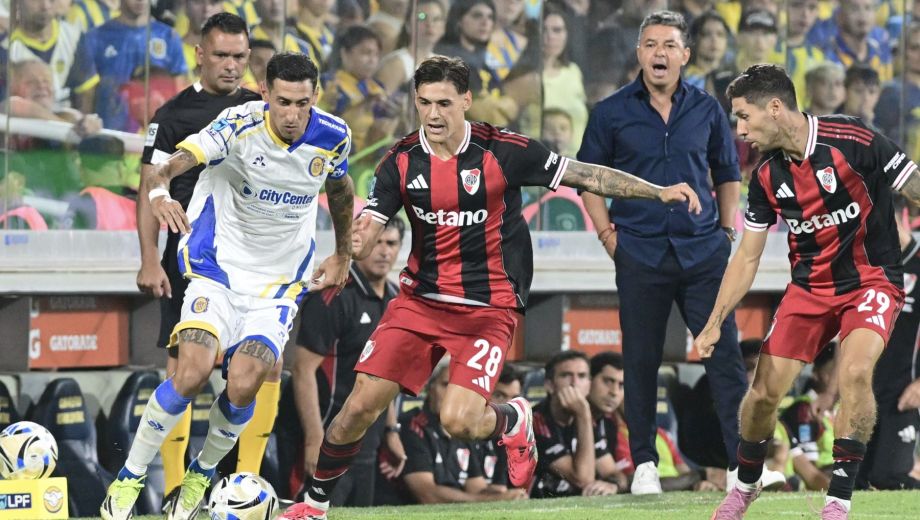 Fideo Di María, uno de los mejores de la cancha, controlado por Martínez Quarta y Montiel. (Clarín Fotografía)