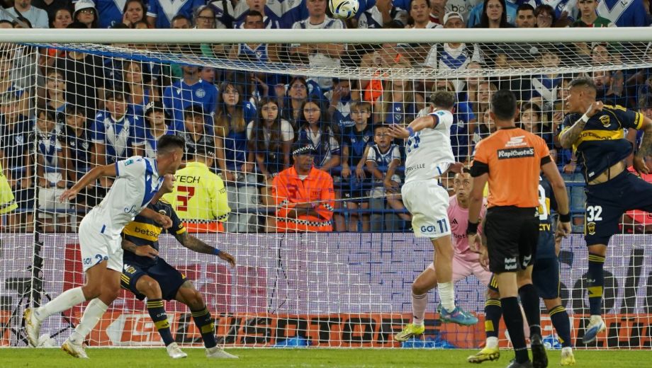 Primer estallido en el Fortín. Pellegrini gana en las alturas y vence a Marchesín. (Clarín Fotografía)