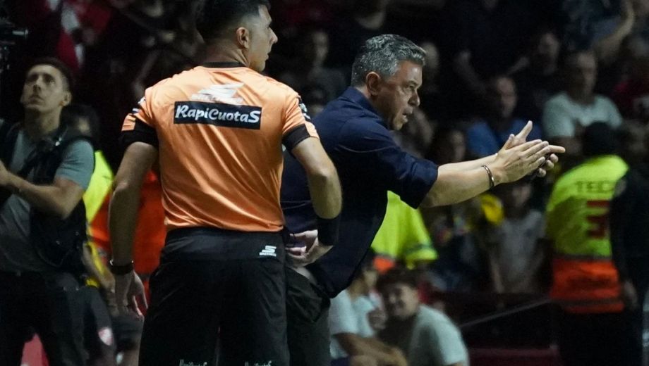 El Muñeco aplaude y se viene la expulsión directa de Merlos. Noche caliente en el Diego Maradona. (Clarín Fotografía)