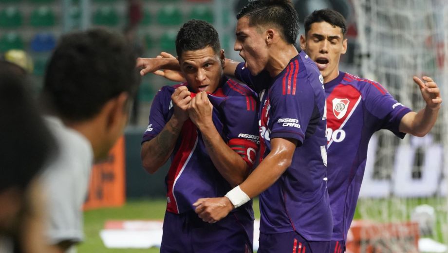 El 10 se hizo cargo del penal, lo ejecutó a la perfección y le dio aire a River. (Clarín Fotografía)