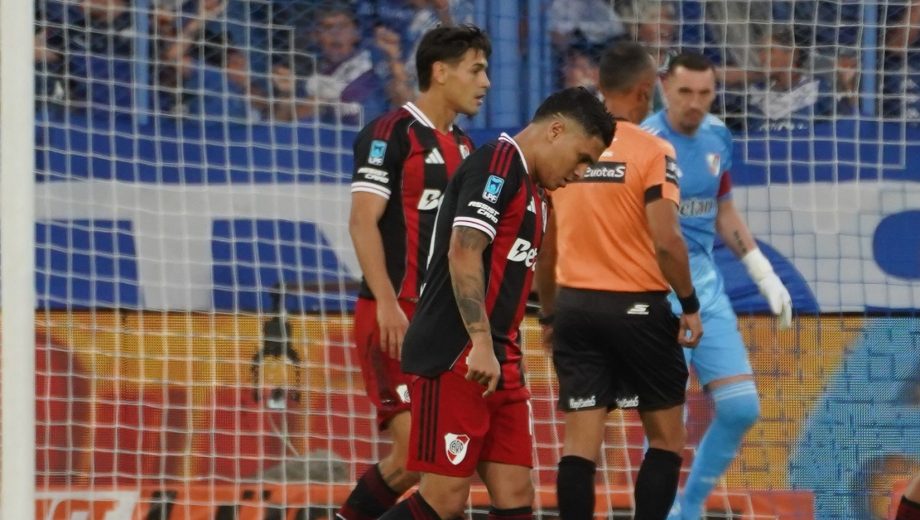 Juanfer se retiró lesionado durante el primer tiempo en el Amalfitani y se perderá varios partidos.r