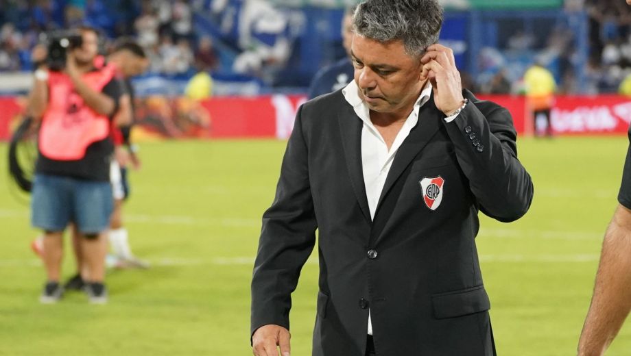 Así se fue Gallardo de Liniers. Con la mirada clavada en el piso. Son horas de reflexión. (Clarín Fotografía)