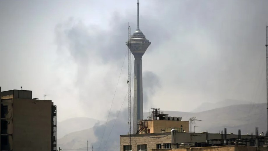 Tras los bombardeos ordenados por Donald Trump y las fuerzas israelíes, un misil impactó en una escuela de Minab dejando un saldo de 24 víctimas fatales. Foto: Agencia NA/Redes.
