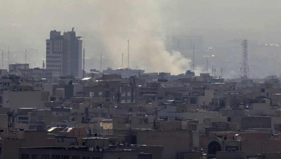 Una columna de humo se eleva tras una explosión reportada en Teherán el 28 de febrero de 2026. Foto AFP