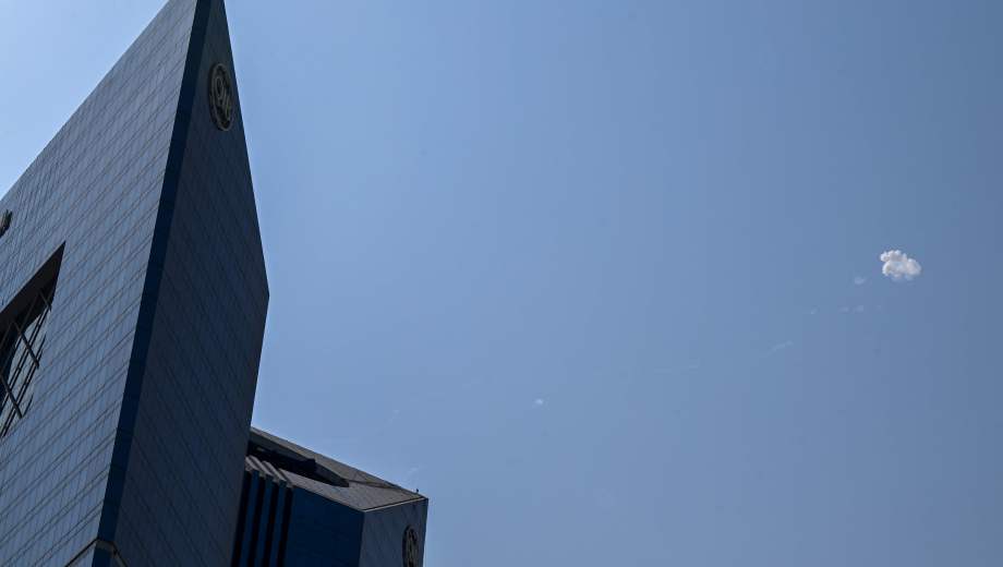 Humo tras la interceptación de un cohete sobre el cielo de Doha. Foto: AFP