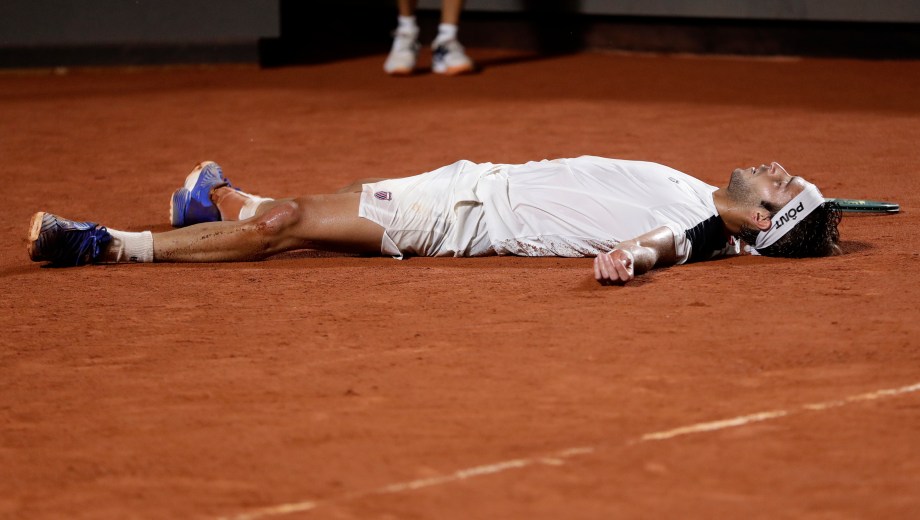 Tomás Etcheverry, emocionado tras vencer a Alejandro Tabilo y obtener el primer título de su carrera. (AP)