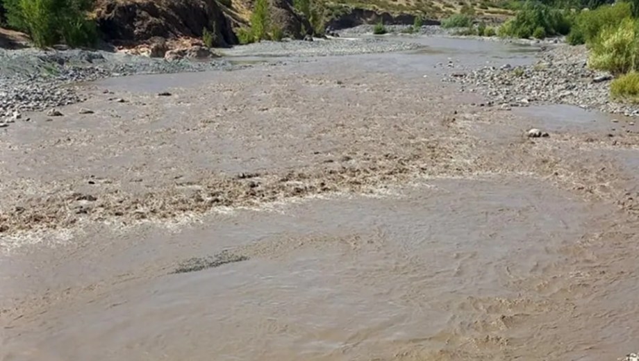 El río Neuquén presentó niveles de turbidez altos, por lo que se complica potabilizar el agua. (Foto: gentileza Neuquén Informa)