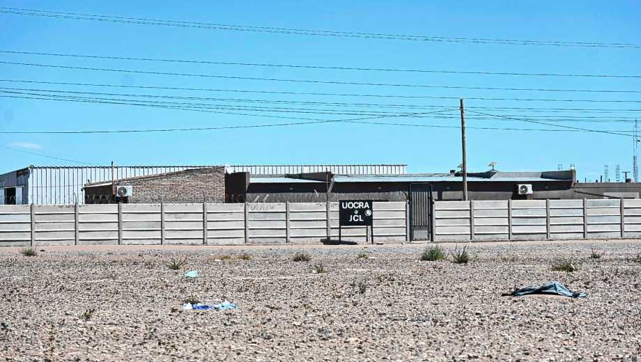 Las iniciales del nombre del sindicalista en el predio donde se construye la obra. (Foto: Juan Thomes)