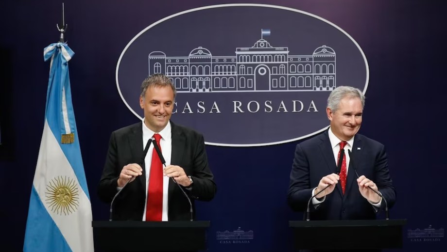 El jefe de Gabinete, Manuel Adorni, y el canciller Pablo Quirno dieron detalles del acuerdo comercial con Estados Unidos en conferencia de prensa. (Foto: gentileza)