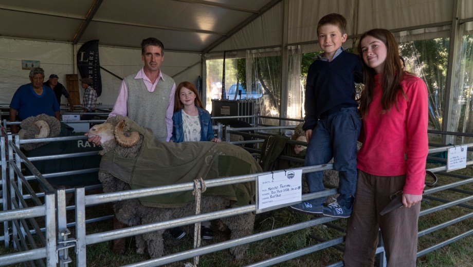 Julián Gonzalo y su familia en la Expo Rural de Bariloche. Foto: Marcelo Martinez / @Marxelo.Martinez