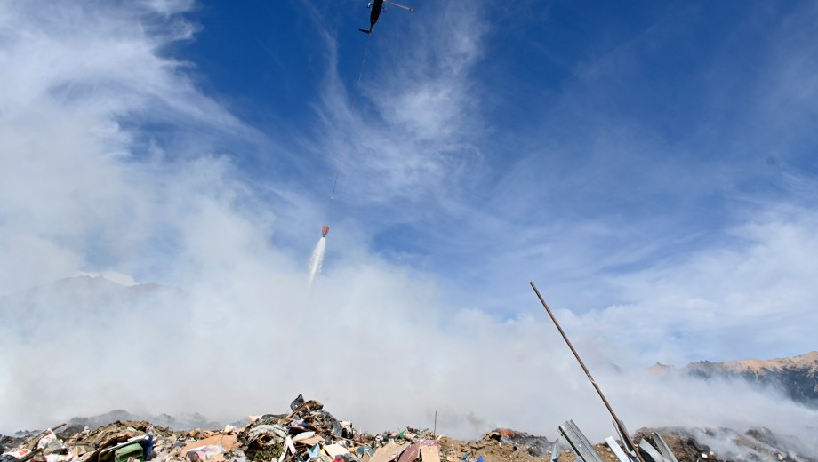 El incendio en el basural de Bariloche genera humo denso. Trabaja el helicóptero del Splif. Foto: Chino Leiva