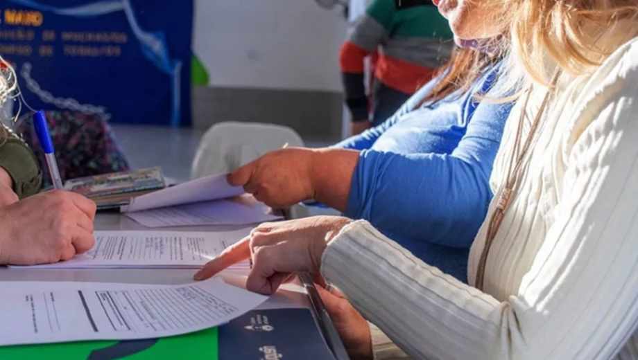 Neuquén: inscripción Becas Gregorio Álvarez. Foto: Neuquén Informa.-