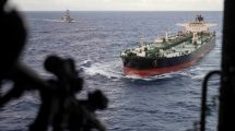 Imagen de Estados Unidos interceptó en el océano Índico a un buque petrolero que perseguía desde el Caribe