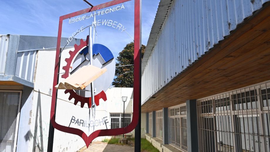 El CET 2 de Bariloche es uno de los secundarios que sorteará las vacantes para primer año. Archivo