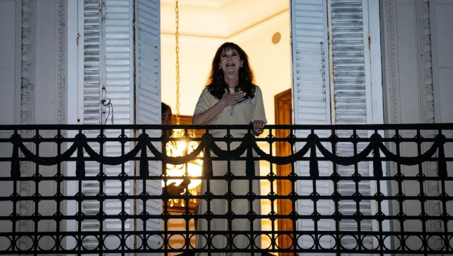 Cristina Kirchner reapareció en el balcón durante una comparsa. Fotos: gentileza 