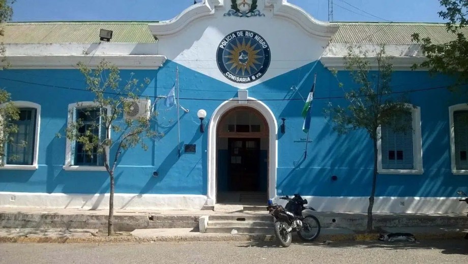 Efectivos policiales y peritos trabajaron en la vivienda de Choele Choel donde fue hallada la mujer sin vida.
