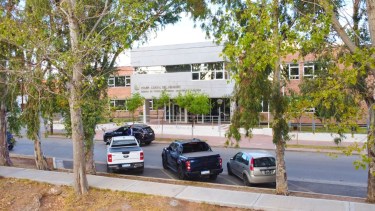 Un policía de Neuquén agredió a su pareja, le quitó el arma y quedó imputado: no podrá entrar a Cutral Co