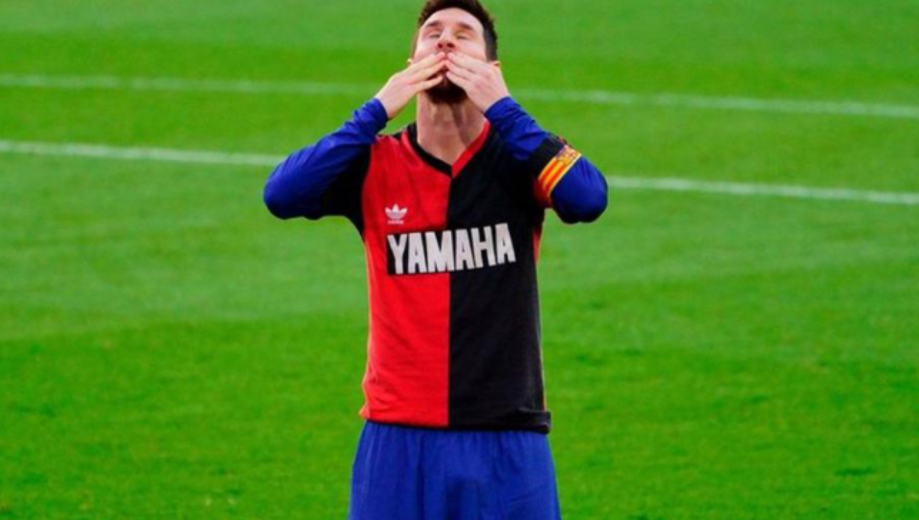 La Pulga con la de Newell's, cuando homenajeó a Maradona. La dirigencia de la Lepra trabaja en su llegada. (Archivo)