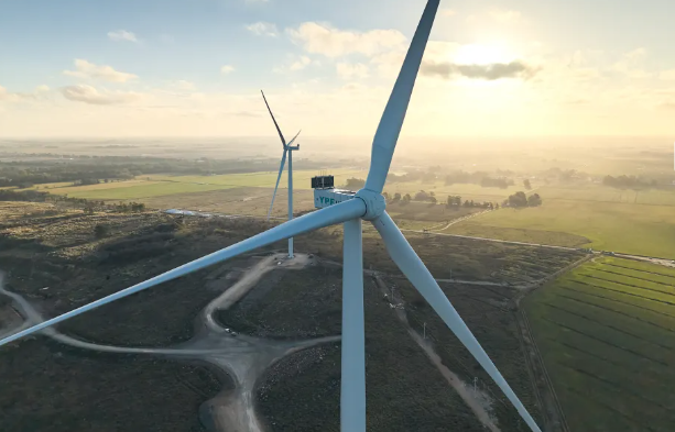 El nuevo parque eólico de YPF Luz en Olavarría opera al 100% y aporta energía renovable equivalente al consumo de casi 72.000 hogares.
