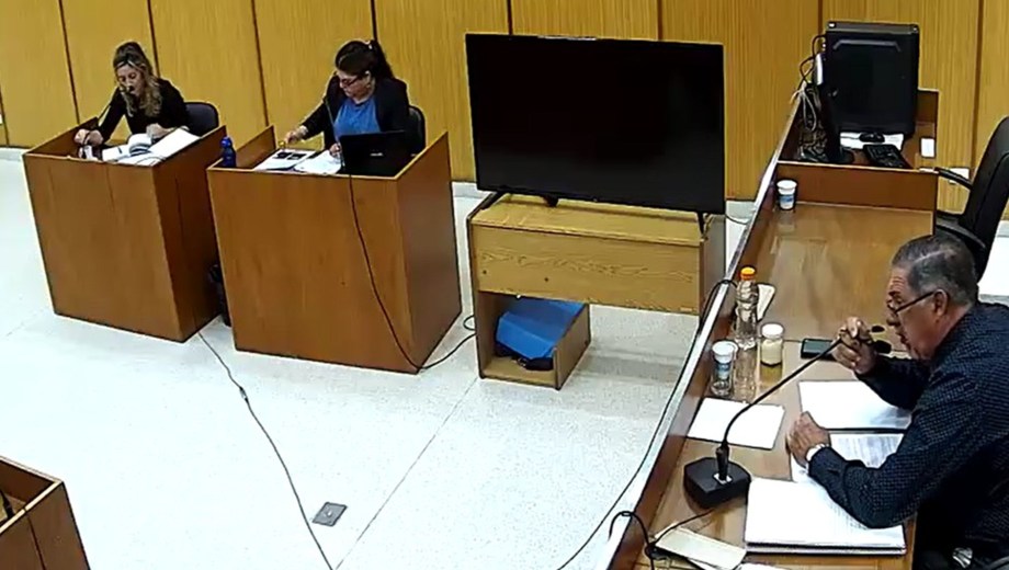 El juez Alejandro Pellizzón durante la audiencia de revisión donde confirmó que el control por tobillera electrónica es suficiente para los imputados.