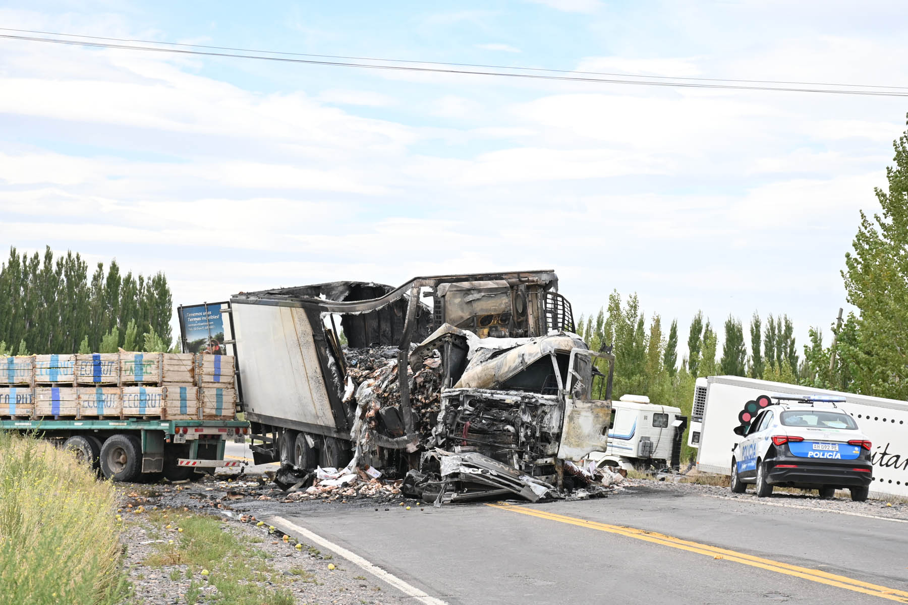 Violento choque en la Ruta 22, a la altura de Cervantes: dos heridos y un camión incendiado