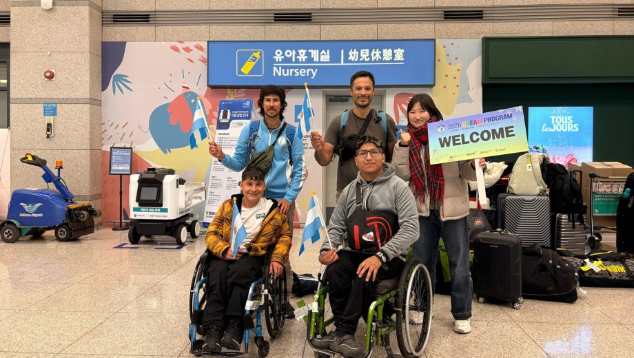 Cristofer desde Río Negro junto a la delegación nacional en Corea del Sur. Foto: gentileza. 