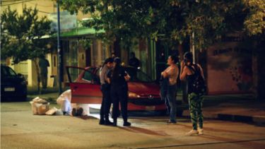 Encontraron a un hombre muerto dentro de un auto en pleno centro de Roca este lunes